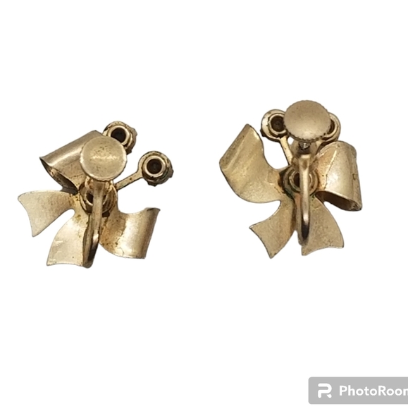 VINTAGE 1940s SCREW BACK STYLE GOLDTONED RIBBON DESIGN EARRINGS WITH FAUX RUBY - Picture 5 of 5